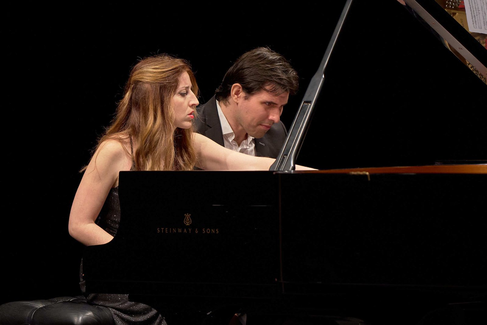 Anton y Maite durante una interpretación en directo