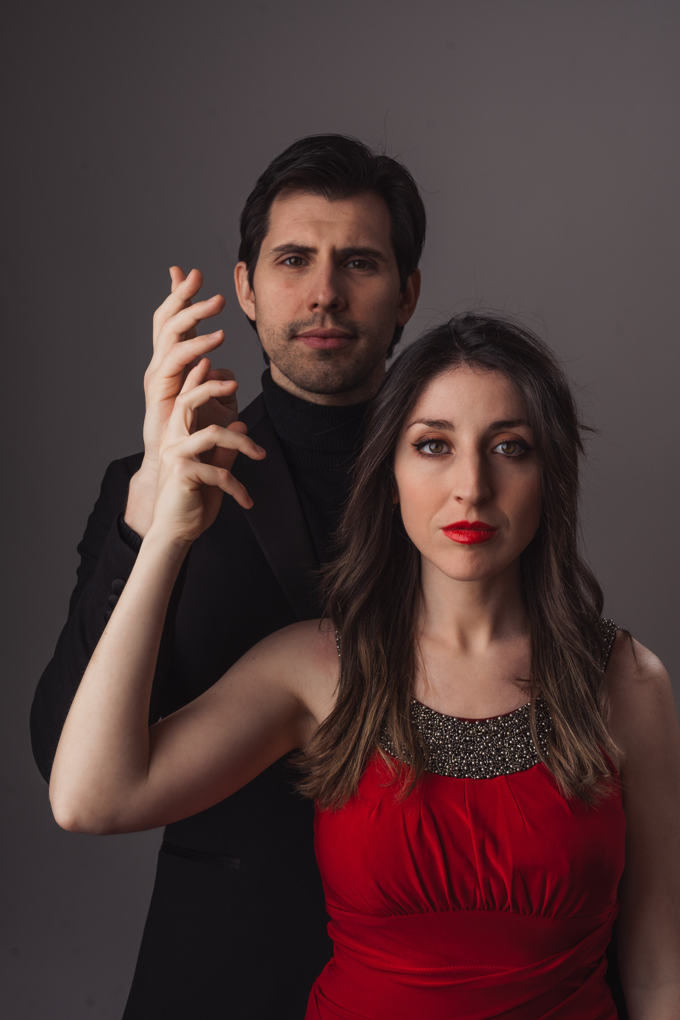 Retrato de Anton y Maite, vestidos de negro y rojo. Fotografía de Reithofer Media.
