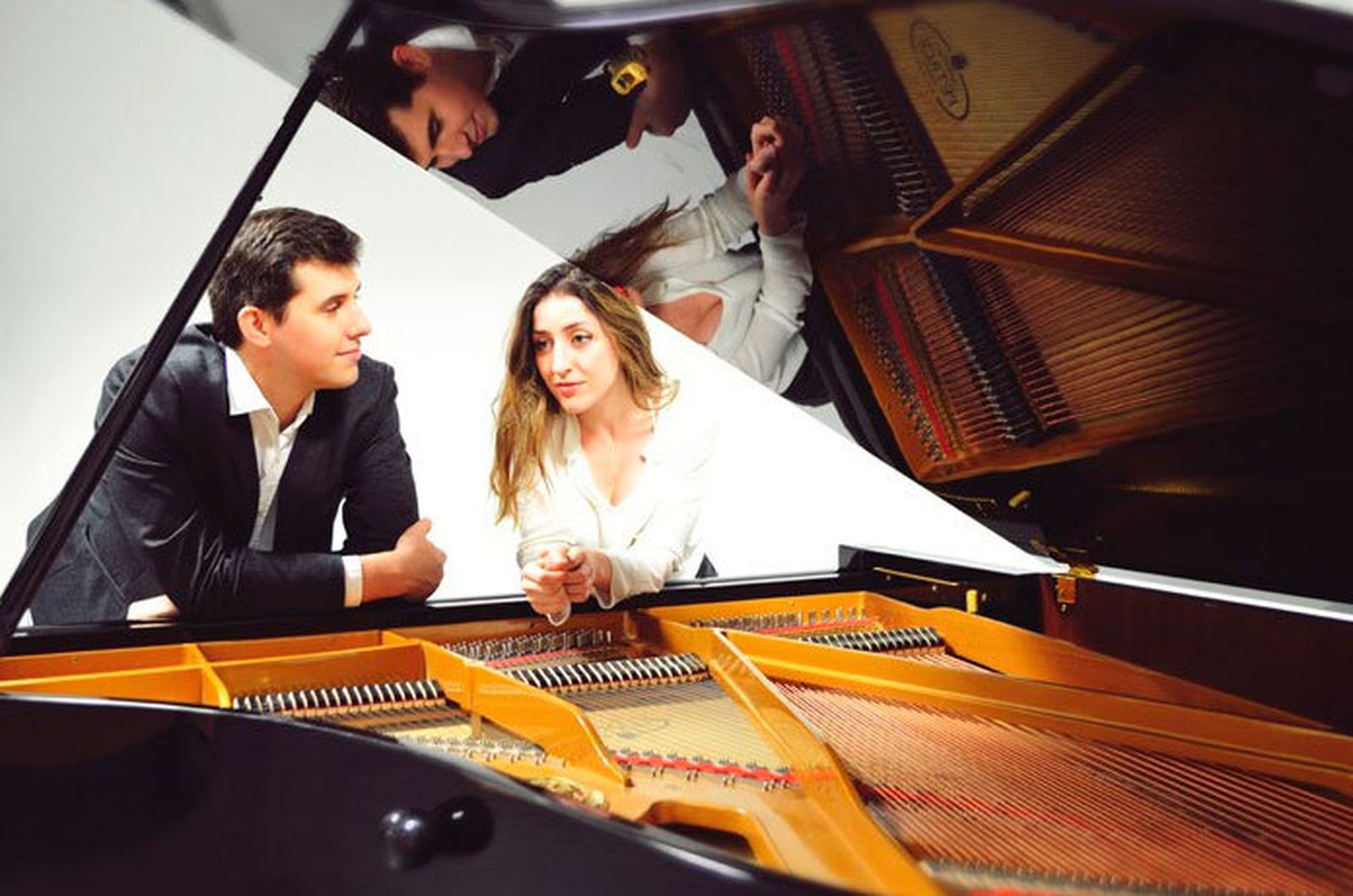 Anton y Maite junto a la caja de un piano de cola